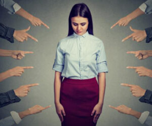 Los que miran con prejuicios